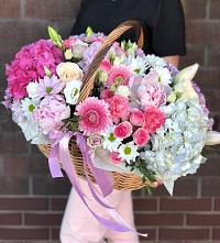 Композиция солнечный день в Ленинское Цветочная композиция из Розы, Хризантемы, Пионы и Лизиантусы в корзине в Ленинское