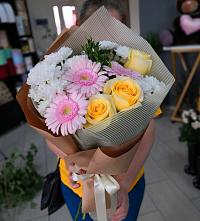 Букет цветов из:  Герберы, Розы и Хризантемы в Ленинское
