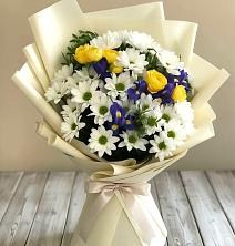 Букет цветов из:  Ирисы, Хризантемы и Розы в Ленинское