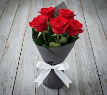 Букет 5 Красных роз Эдлесс Лав в Ленинское