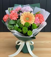 Букет цветов из:  Гвоздики, Розы, Герберы и Хризантемы в Ленинское