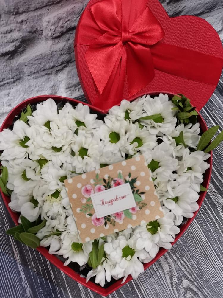 Цветочная композиция из Хризантемы в виде сердца в Ленинское