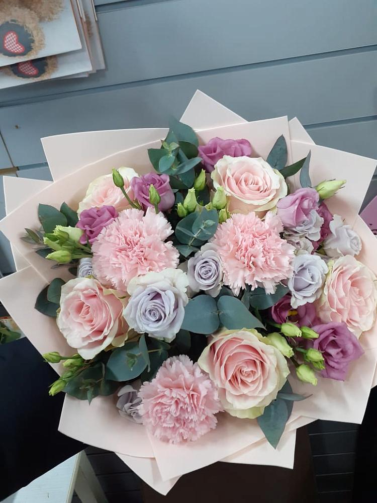 Букет цветов из: Розы, Гвоздики и Лизиантусы в Ленинское