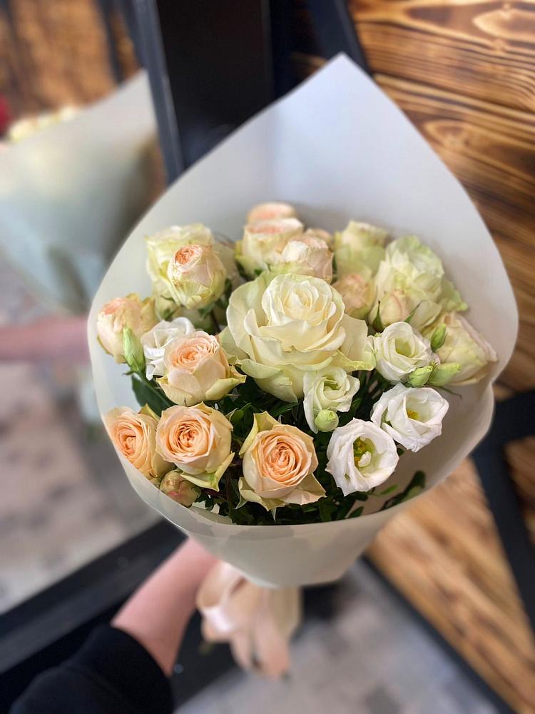 Букет цветов из: Розы и Лизиантусы в Ленинское